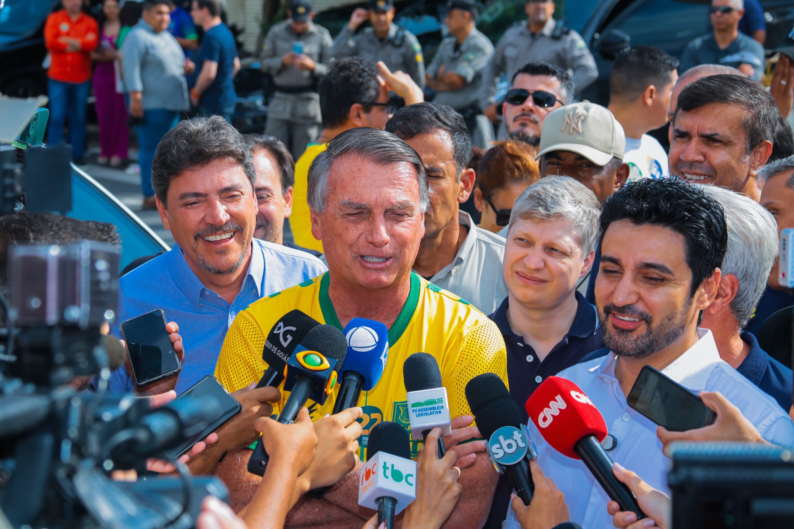 Bolsonaro garante que sua relação com Caiado não é abalada, apesar da disputa entre aliados nas eleições de Goiânia.