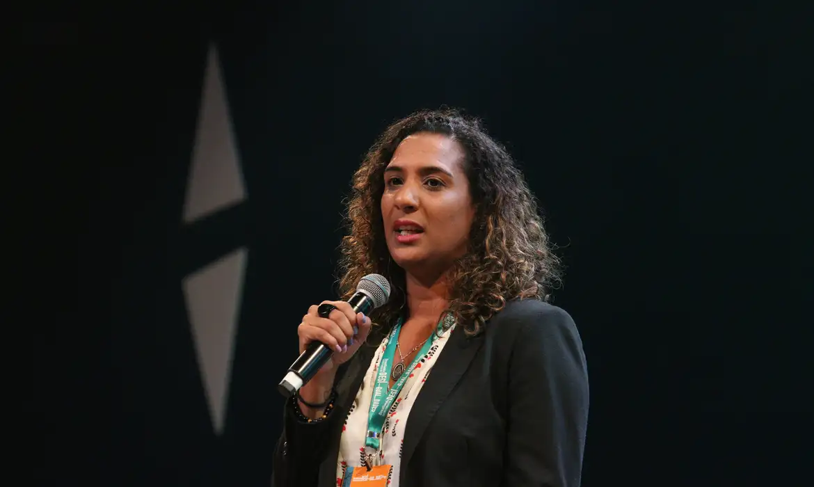 Imagem da ministra Anielle Franco falando sobre importunação sexual.
