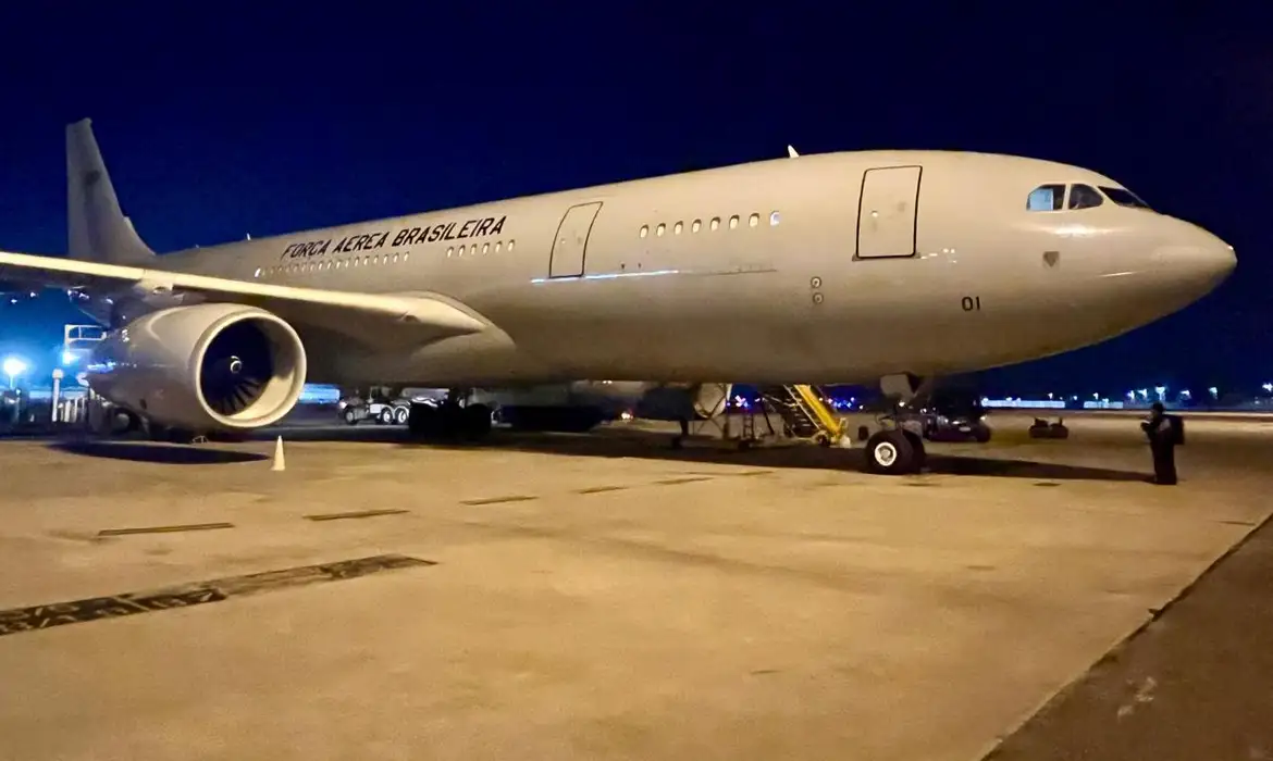 A aeronave KC-30 da FAB pousou na Base Aérea de São Paulo, em Guarulhos, às 10h25 deste domingo (6) com 229 brasileiros e 3 pets a bordo.