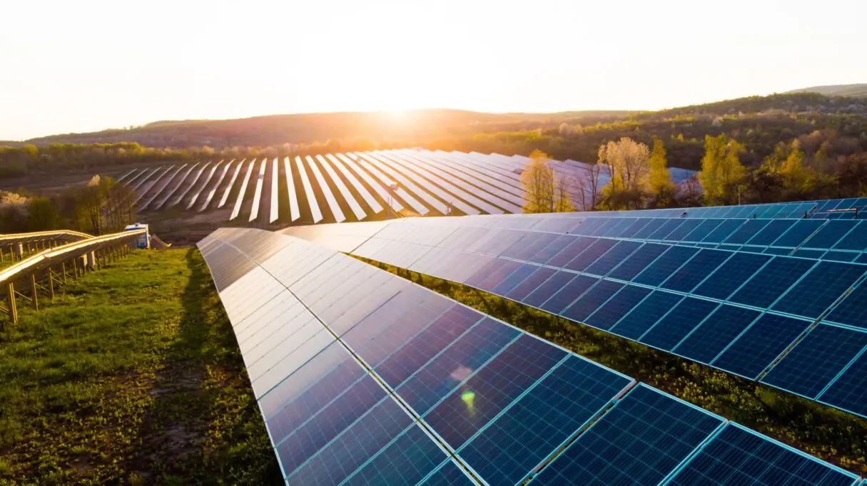 Justiça suspende cobrança de ICMS sobre excedente de energia solar em Goiás