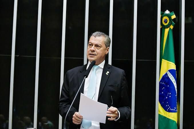 Deputado goiano propõe projeto de lei para proibir camisa vermelha na Seleção Brasileira