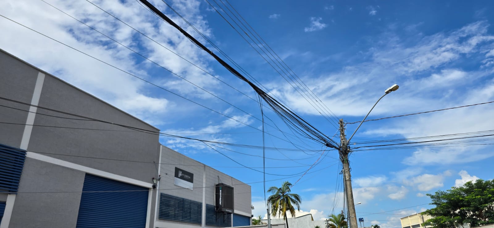 Prefeitura de Goiânia reforça ações para organizar fios soltos nos postes