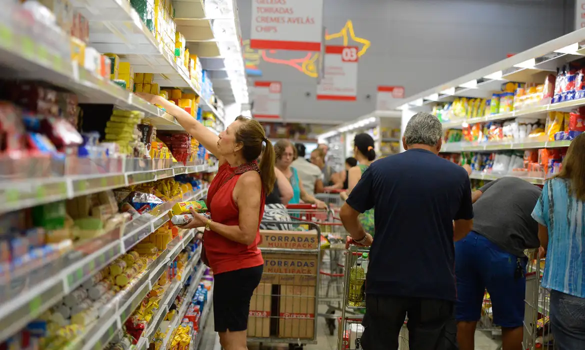 Inflação perde força pelo 2º mês seguido e fecha abril em 0,43%