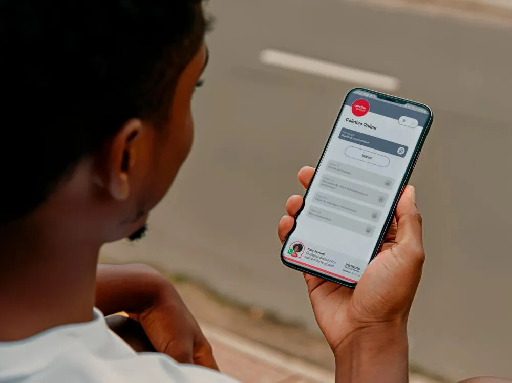 Coletivo Online conecta jovens a empregos com app gratuito