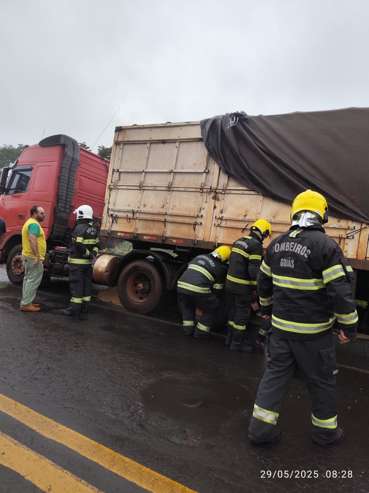 Incêndio atinge caminhão carregado com soja na BR-452, em Itumbiara, e mobiliza Corpo de Bombeiros