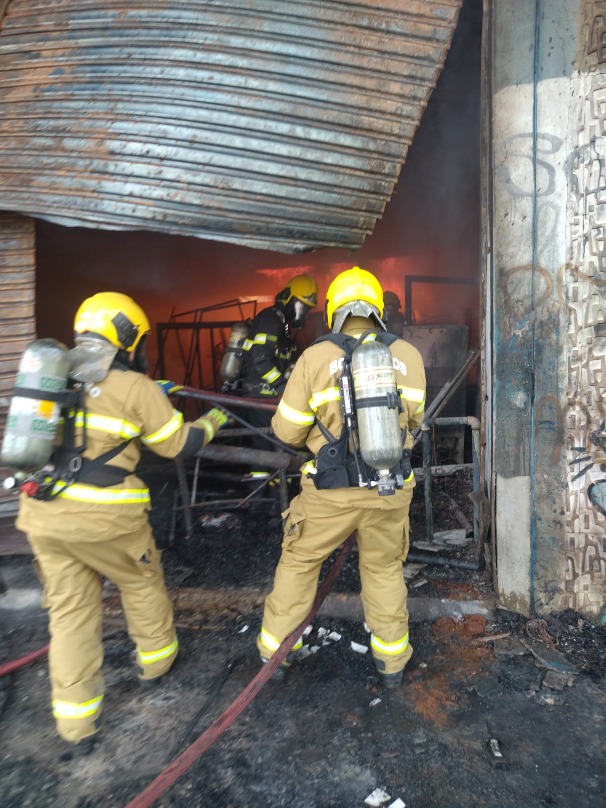 Incêndio atinge Ginásio de Campinas e provoca nuvem de fumaça