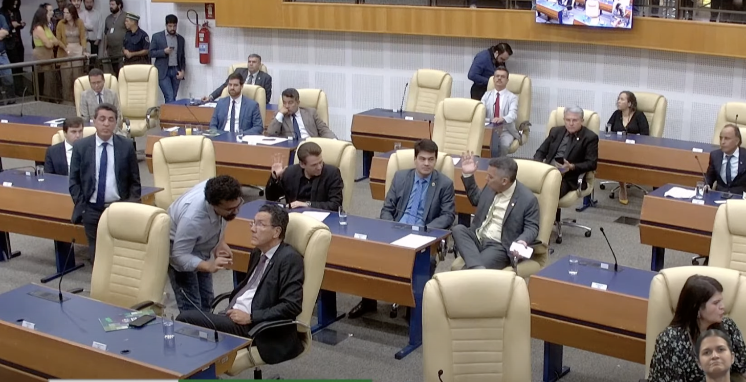 Com críticas da oposição, projeto que disciplina eleição de diretores é aprovado