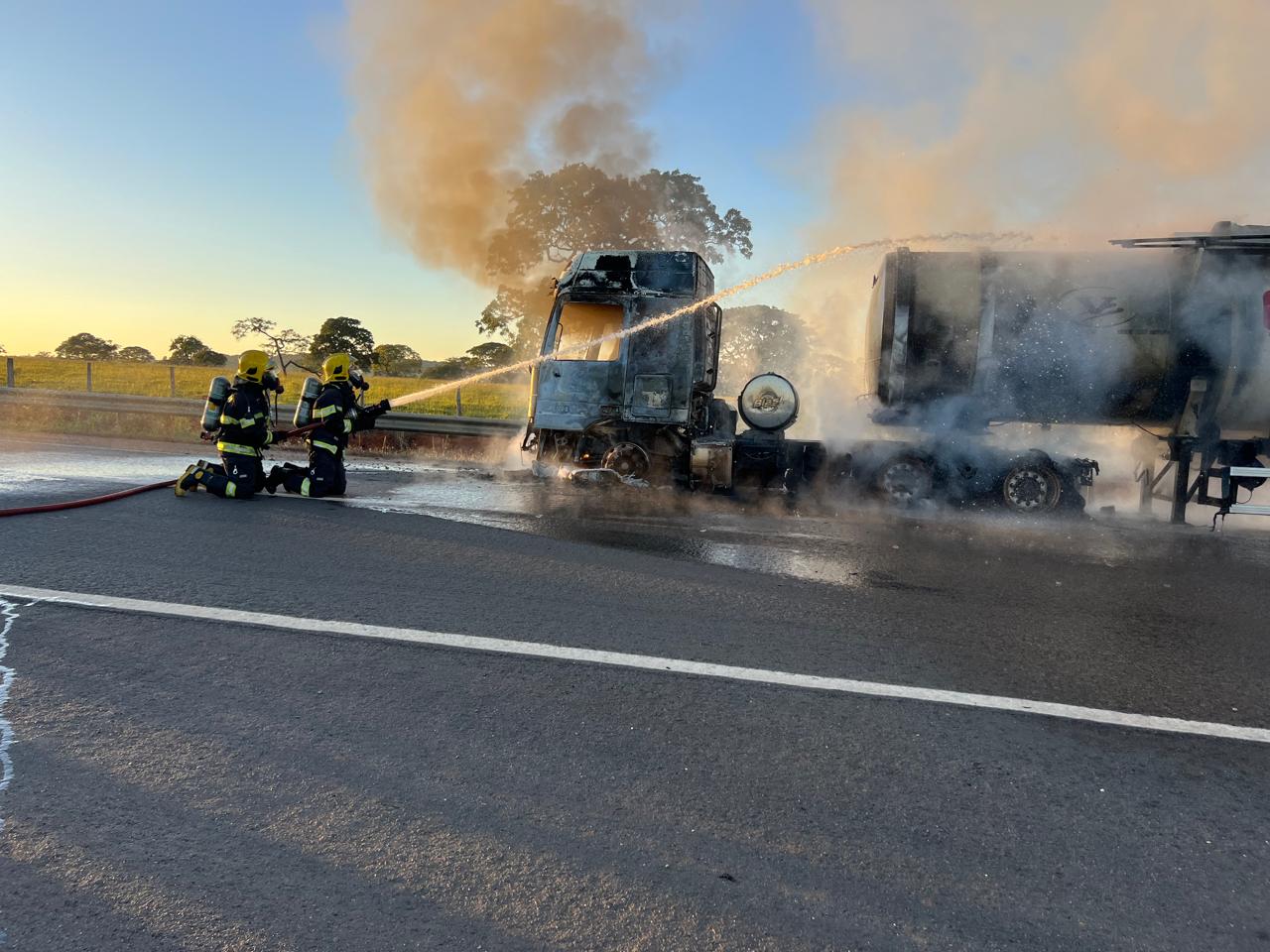 Caminhão com 60 mil litros de biodiesel pega fogo na BR-060