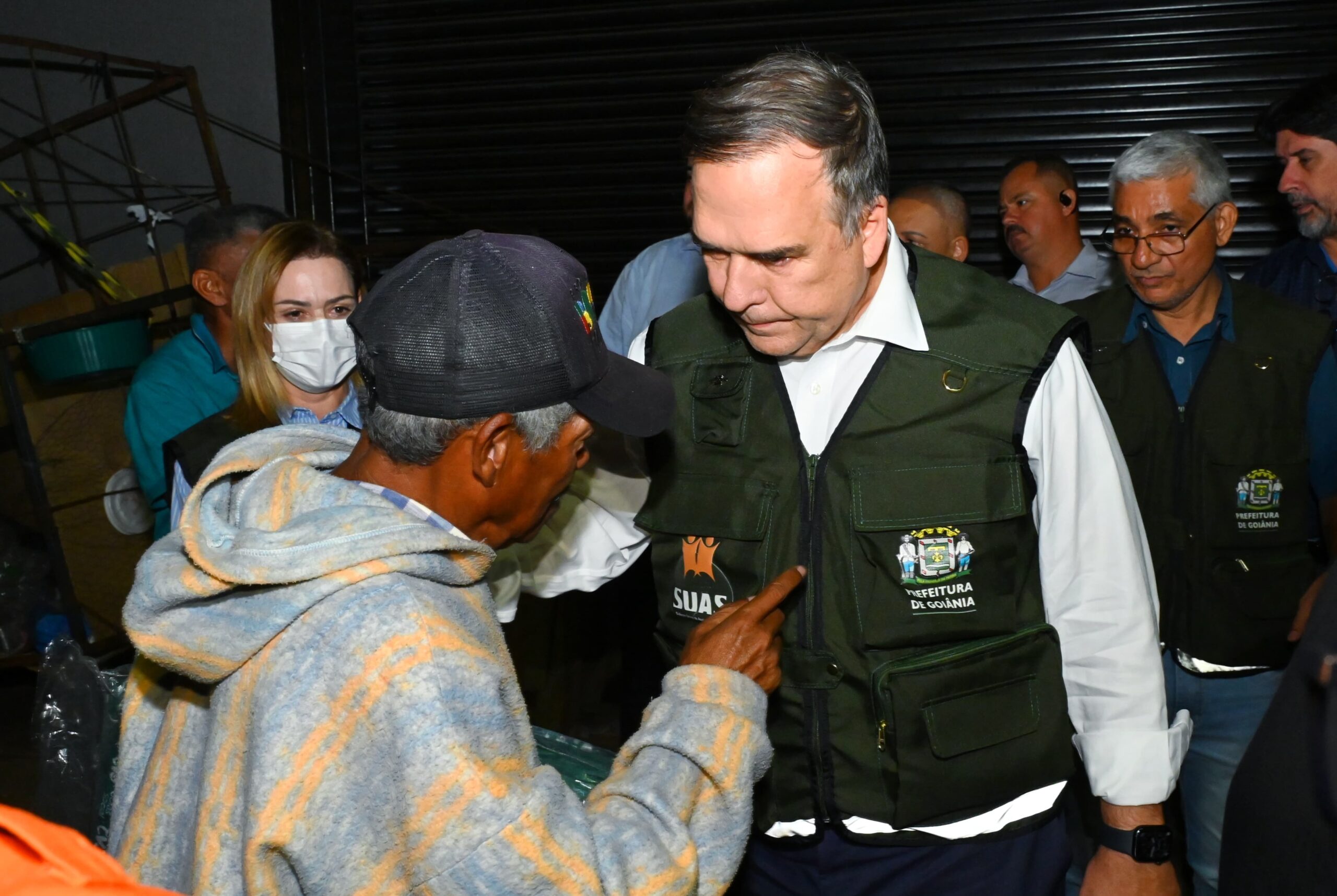 Prefeito participa de abordagem social e entrega de cobertores a pessoas em situação de rua