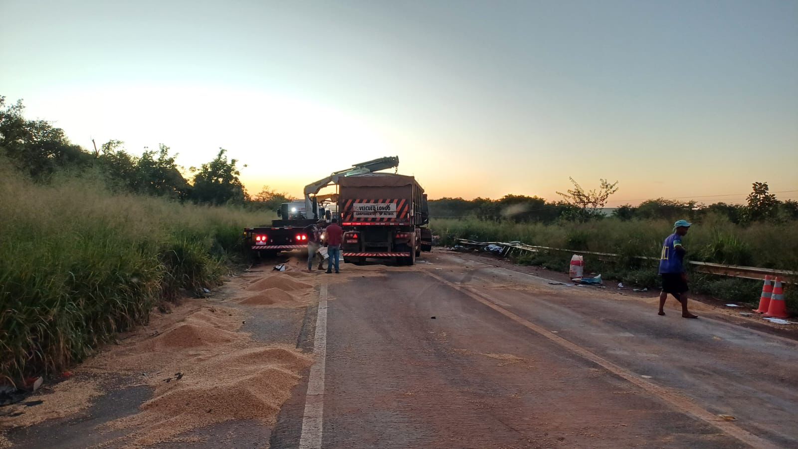 Colisão entre quatro caminhões deixa um morto na BR-452