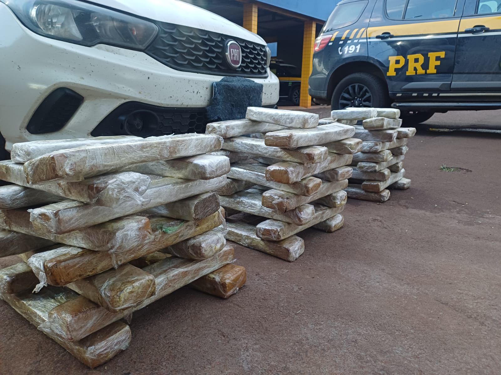 Homem é preso com 60 kg de maconha na BR-364
