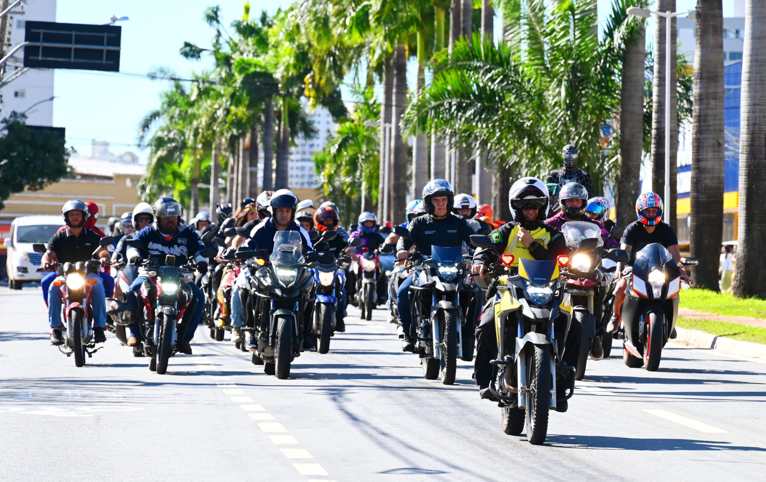 Mabel participa de passeio motociclístico pelo Maio Amarelo