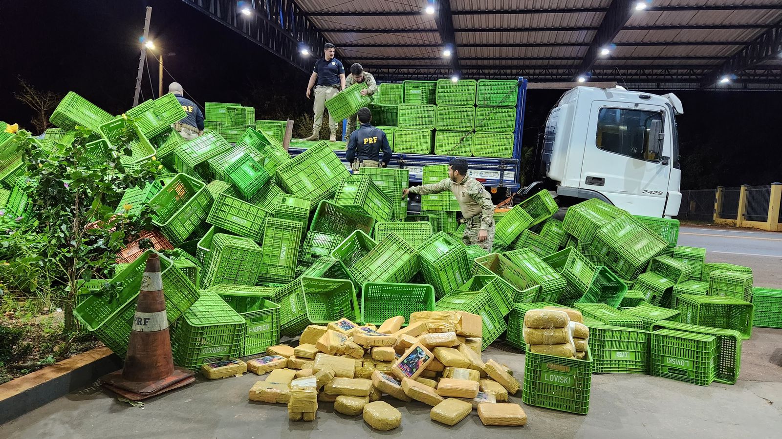 PRF apreende mais de 100 quilos de supermaconha em caminhão
