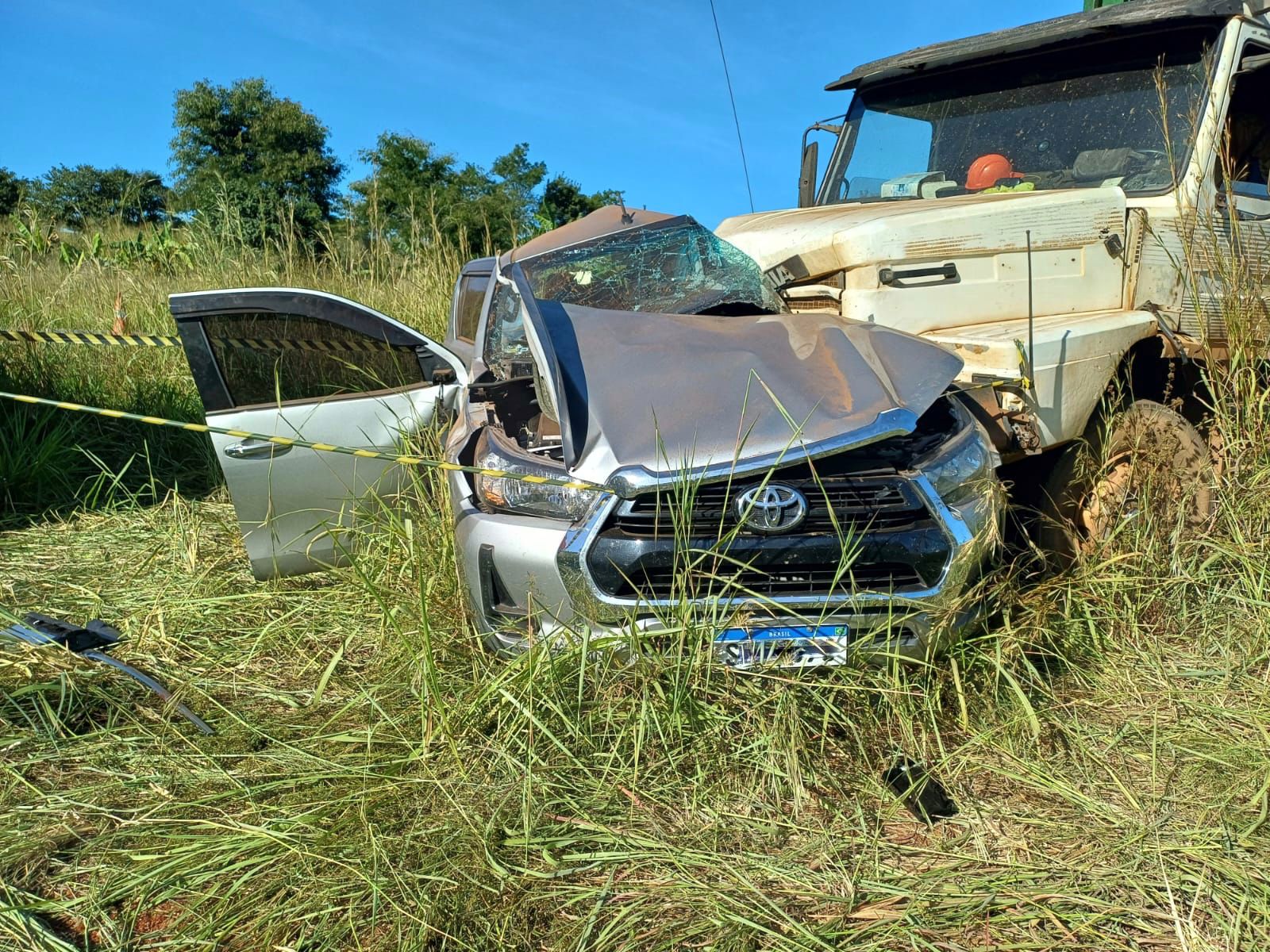Acidente entre caminhonete e caminhão mata 2 idosos na BR-153