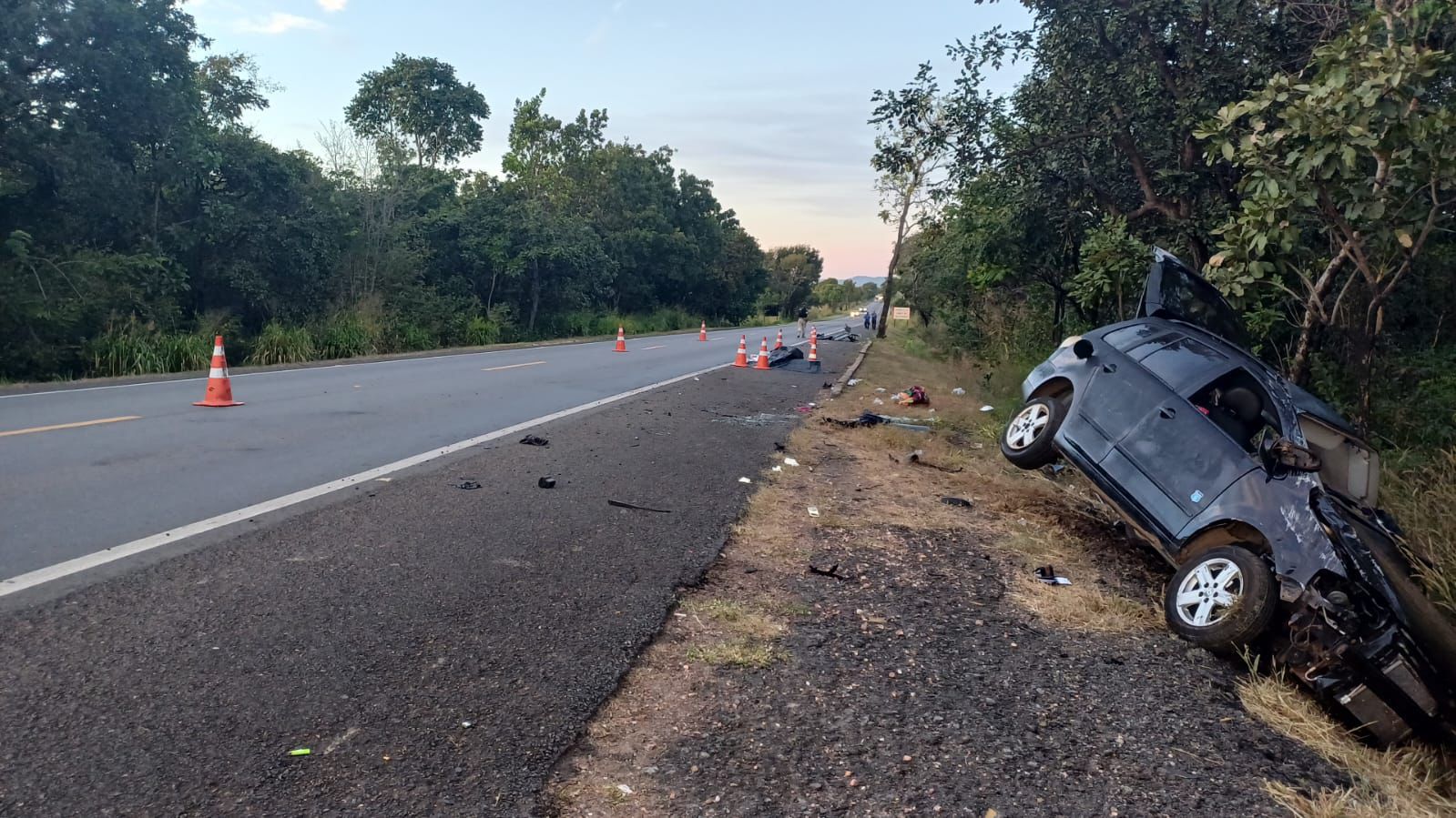 Colisão contra árvore mata uma pessoa e fere três na BR-153, em Mara Rosa
