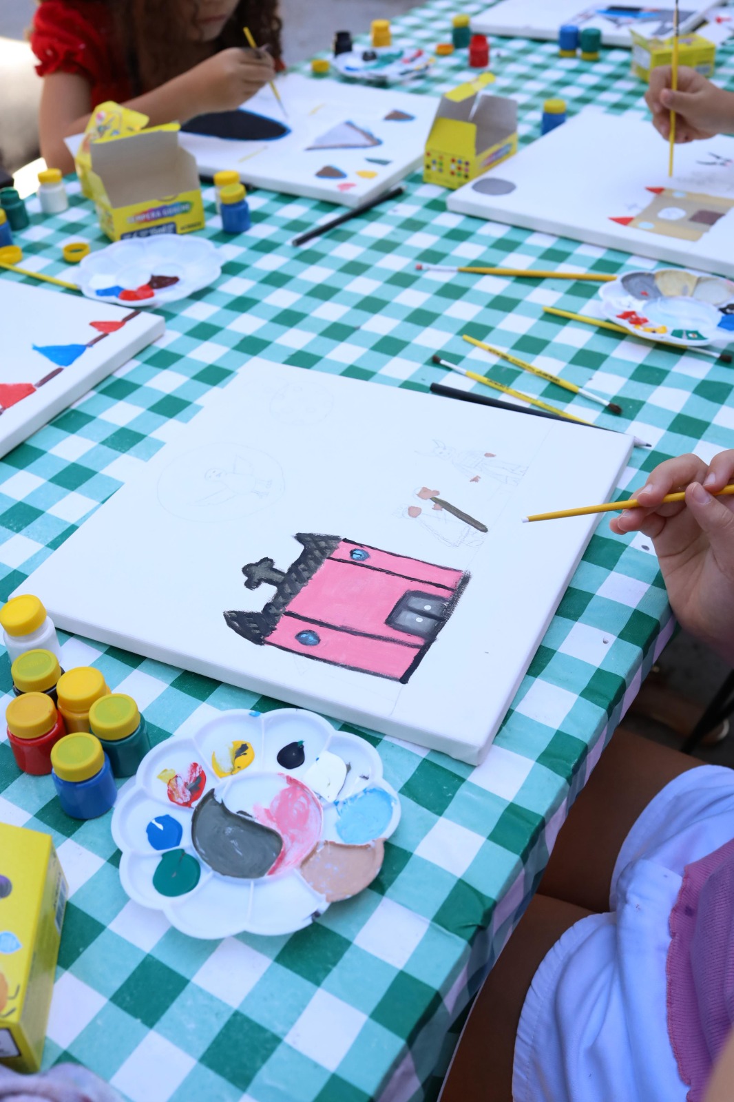 Exposição apresenta pinturas produzidas por crianças em oficinas de arte