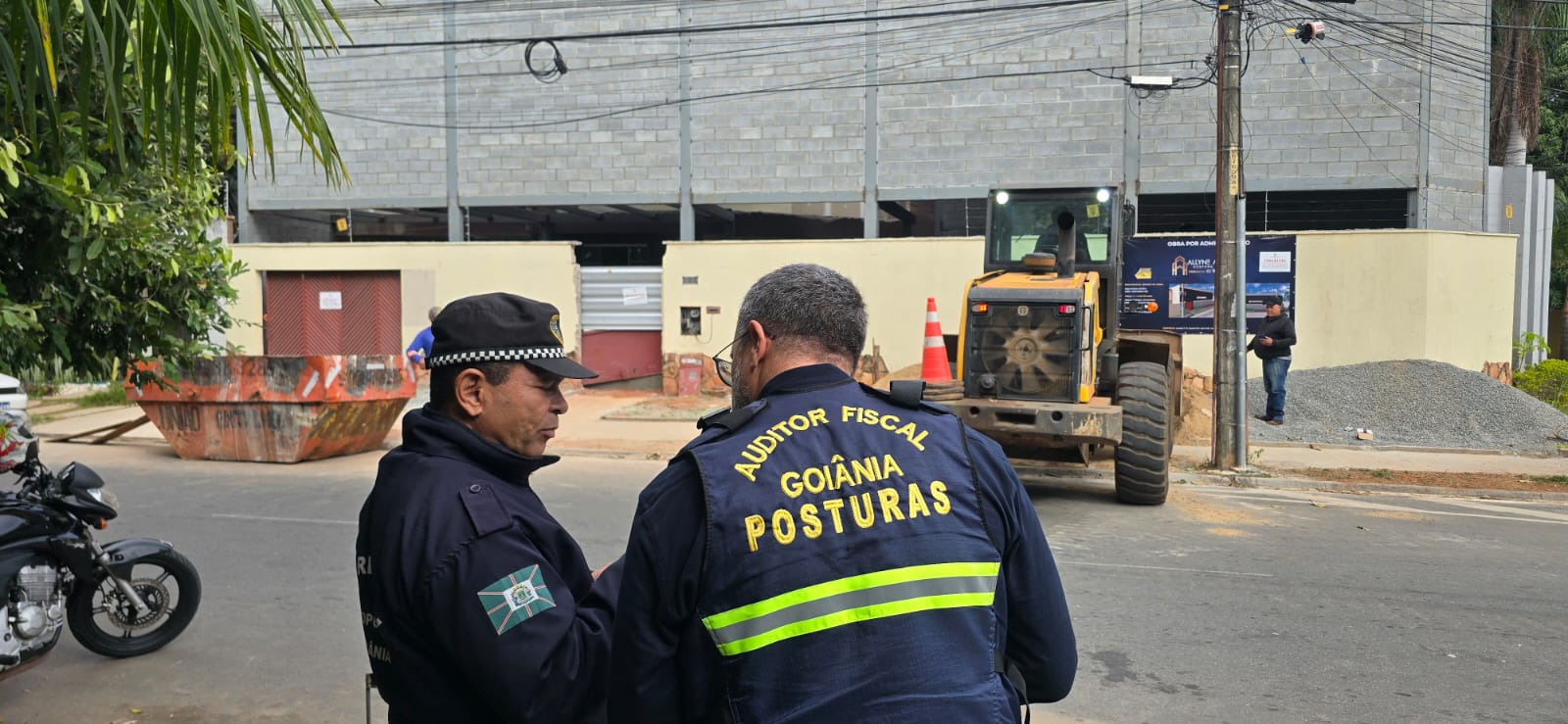Após denúncia, fiscalização interdita construção irregular na Nova Suíça