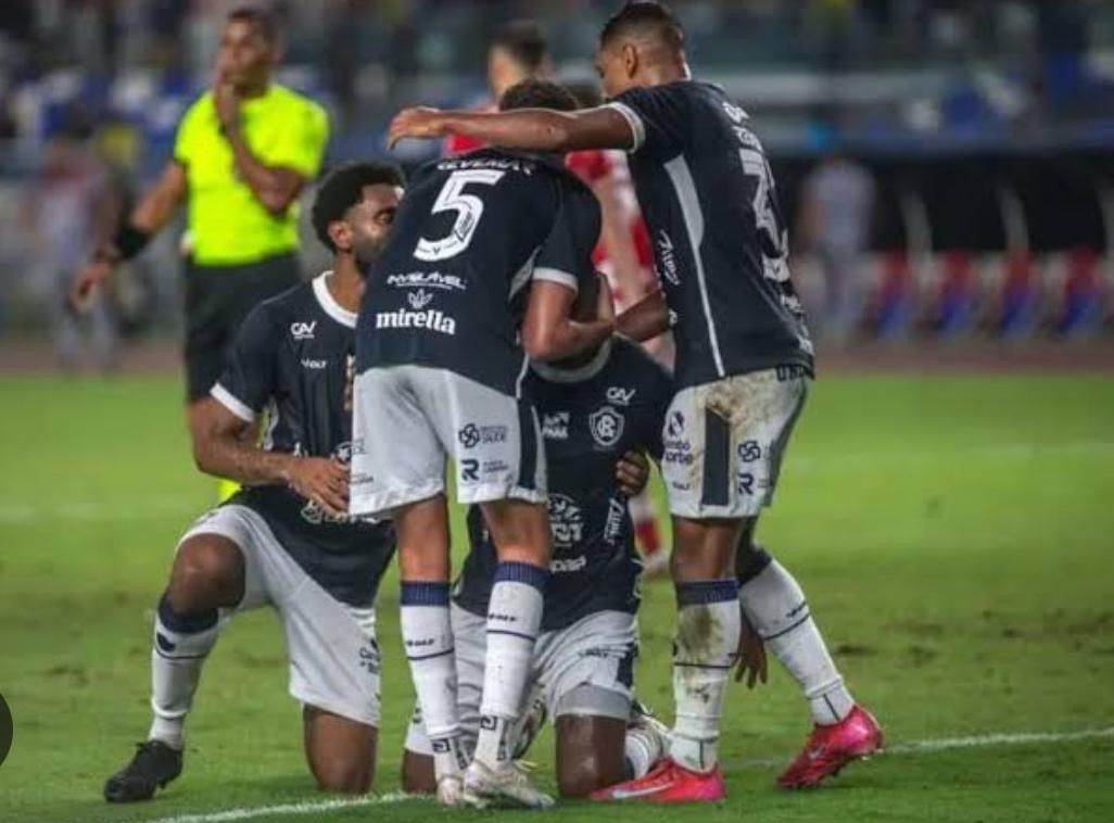Derrota do Vila garante a liderança para o Goiás