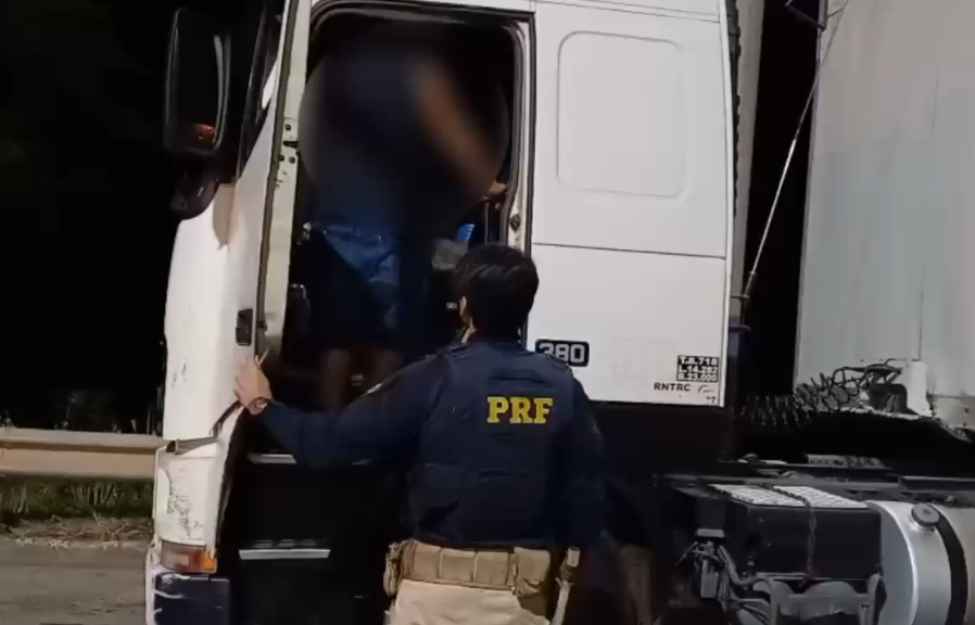 Condutor é flagrado usando linha de pesca para esconder a placa