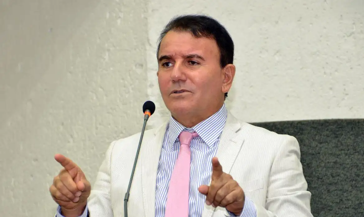 Câmara de Goiânia homenageia Eduardo Siqueira Campos em meio a investigação de vazamento de processos sigilosos