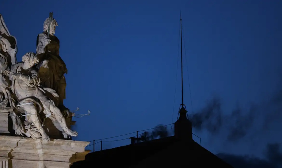 Fumaça preta indica impasse no conclave; novo papa ainda não foi escolhido