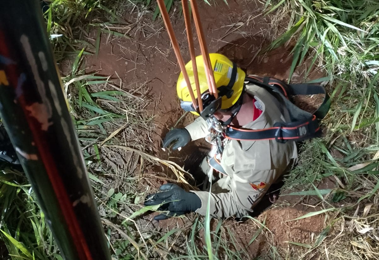 Idoso é resgatado por bombeiros após cair em poço de esgoto em Goiânia