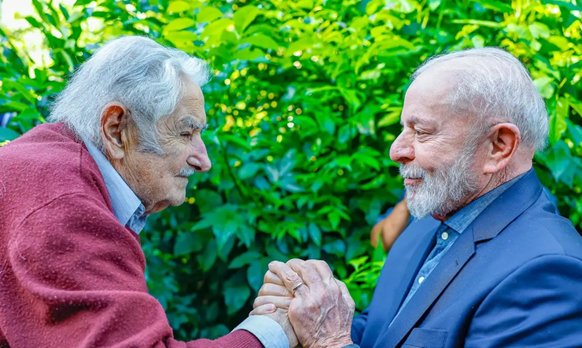 Lula homenageia Mujica no Uruguai: “Exemplo de humildade e coragem”