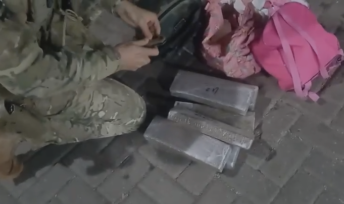 PRF prende casal com maconha escondida na bolsa da filha