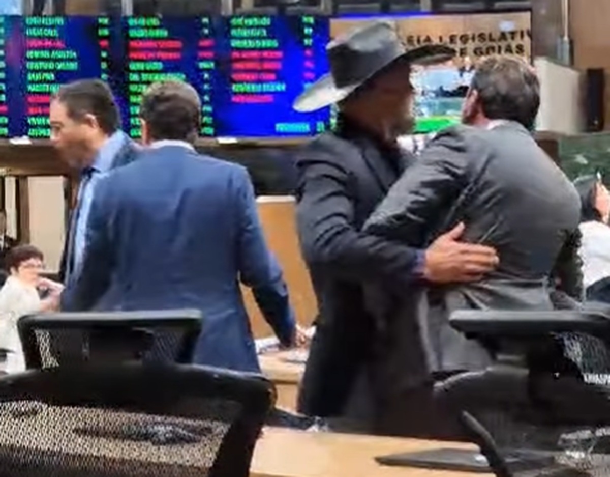 Bate-boca entre deputados do União Brasil acirra sessão na Alego
