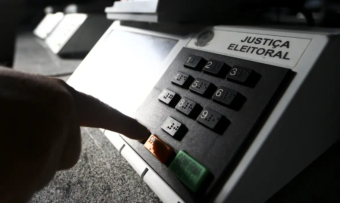 Cármen Lúcia pede que eleitor regularize título até 19 de maio