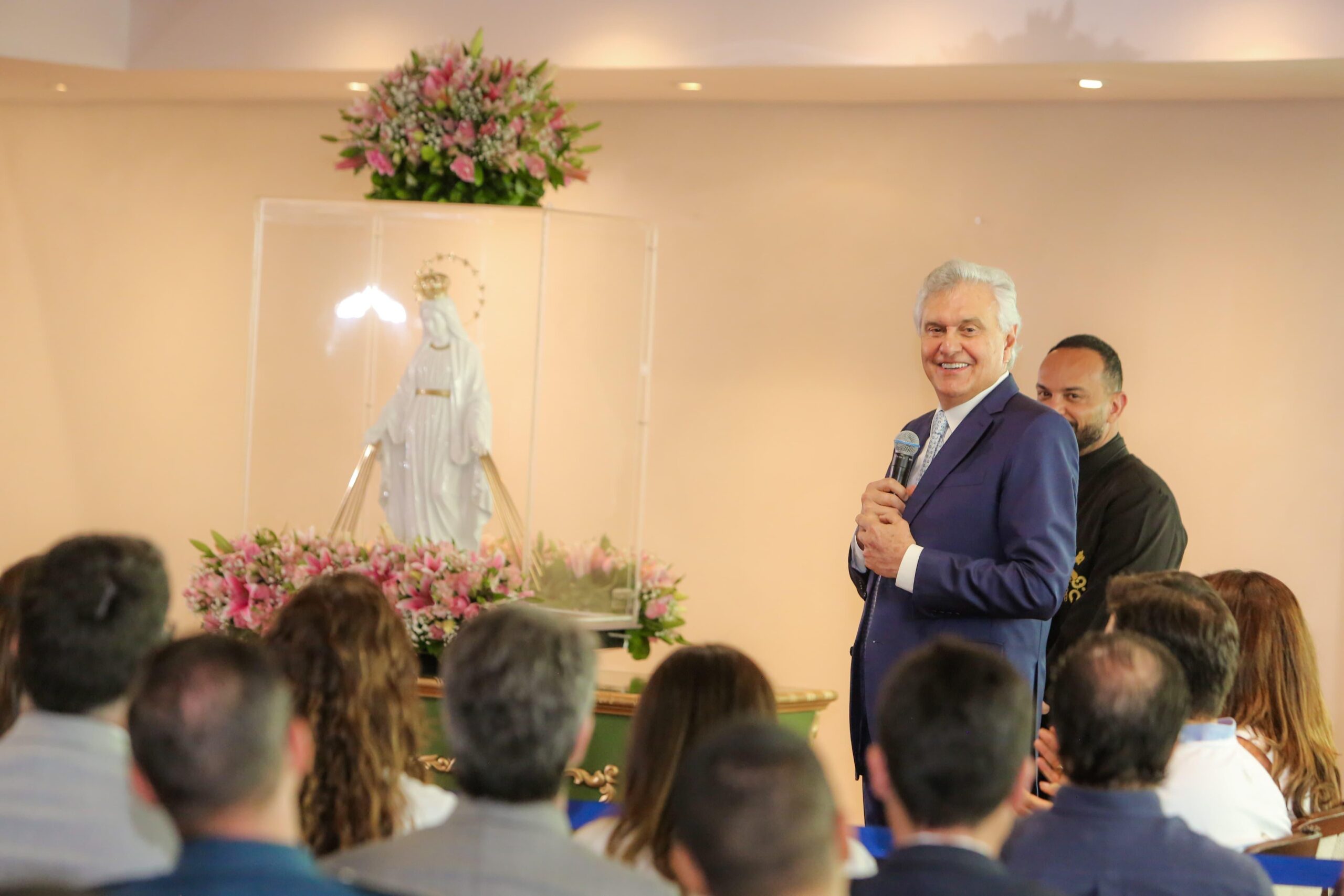 Imagem de Nossa Senhora das Graças é recebida no Palácio das Esmeraldas