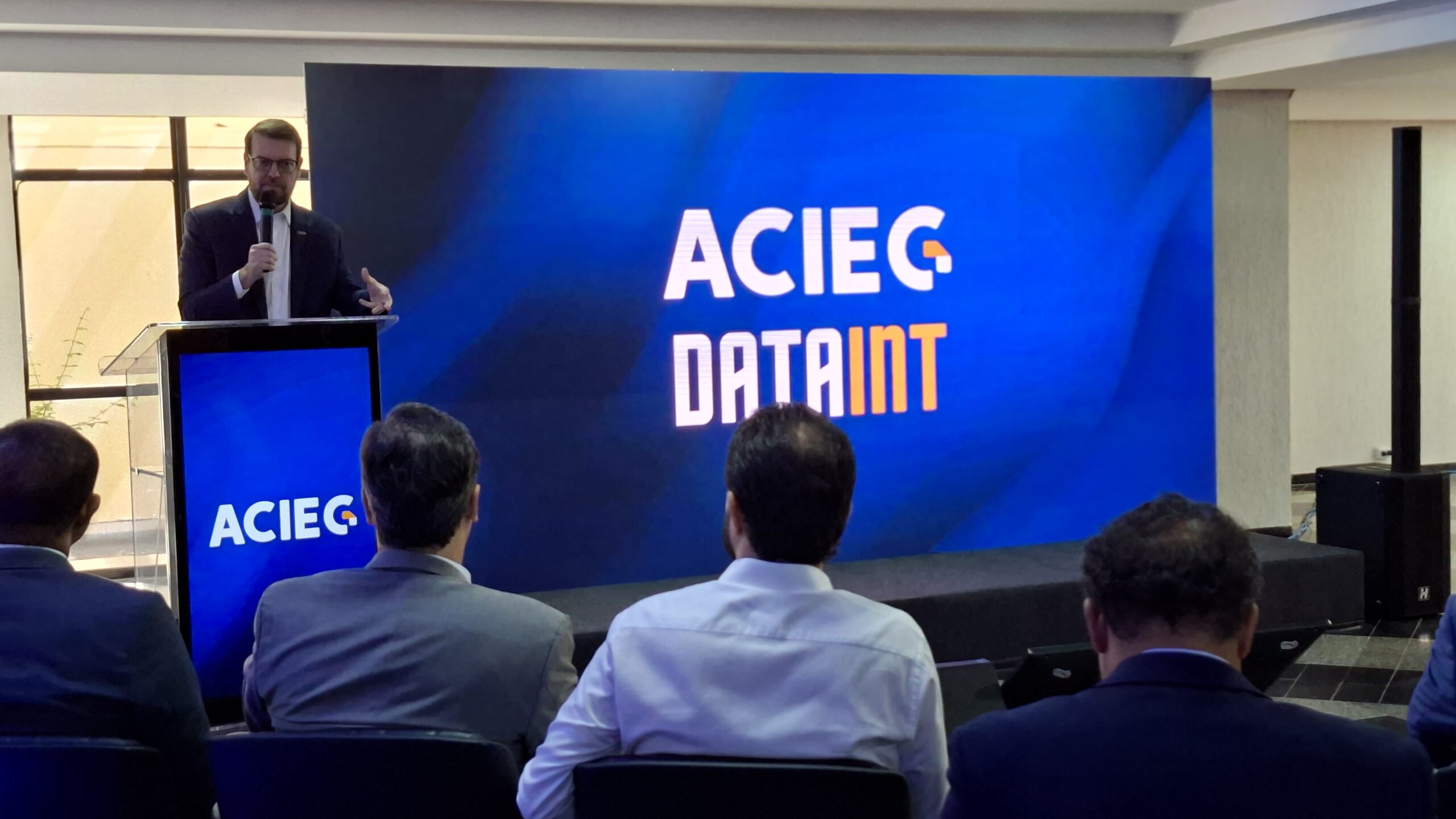 Rubens Fileti discursa no lançamento da plataforma ACIEG DataInt. Foto: Divulgação/ACIEG