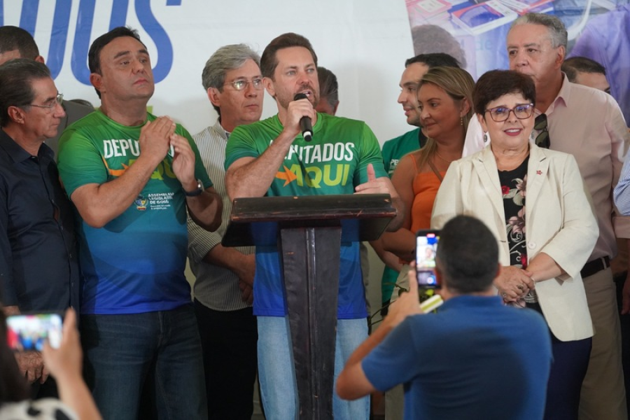 Deputados Aqui em Campo Alegre de Goiás reúne mais de 3 mil pessoas e entrega escrituras a famílias