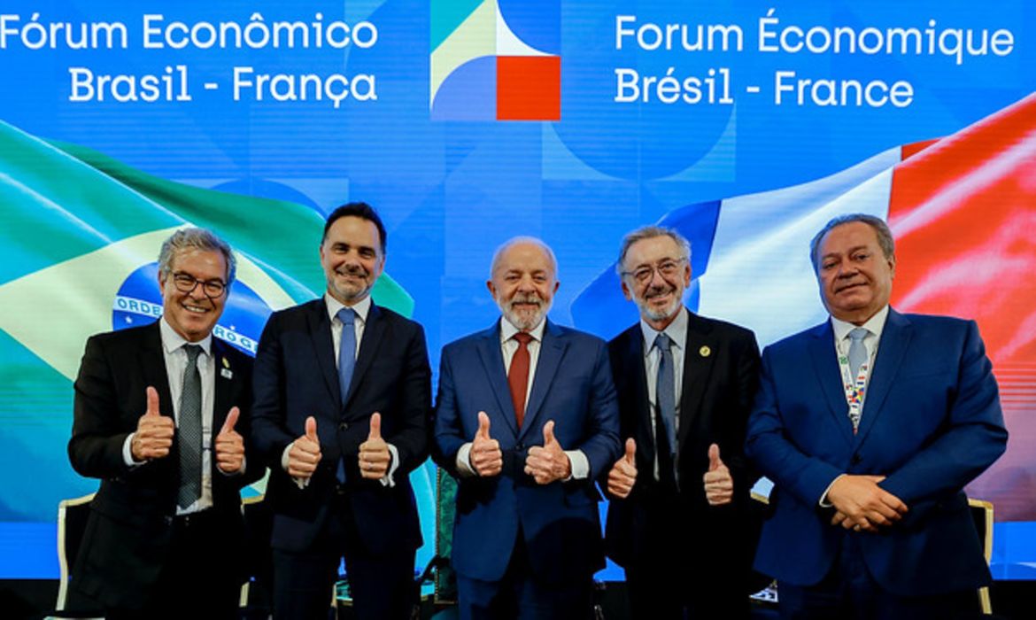Empresários franceses anunciam R$ 100 bi para o Brasil em encontro com Lula em Paris