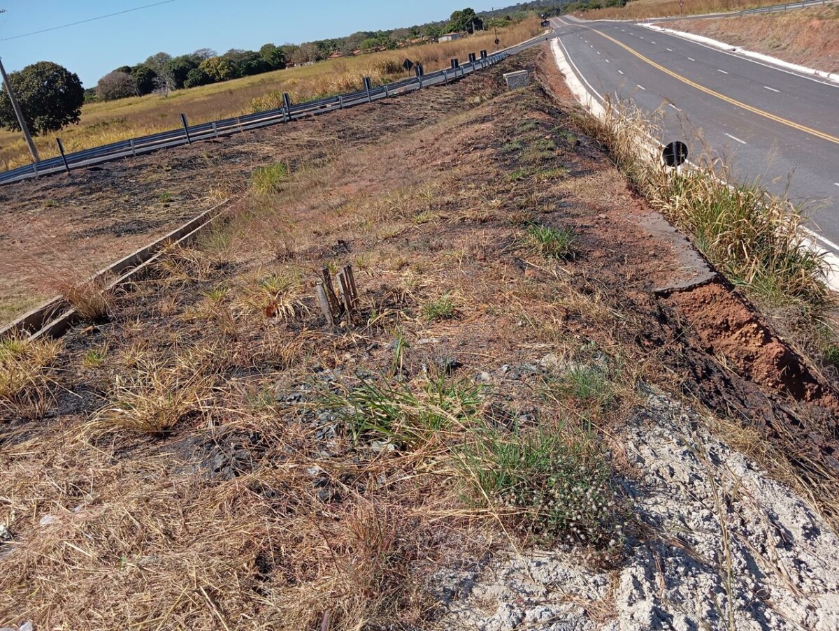 Incêndio no trevo de acesso ao povoado de Luiz Alves