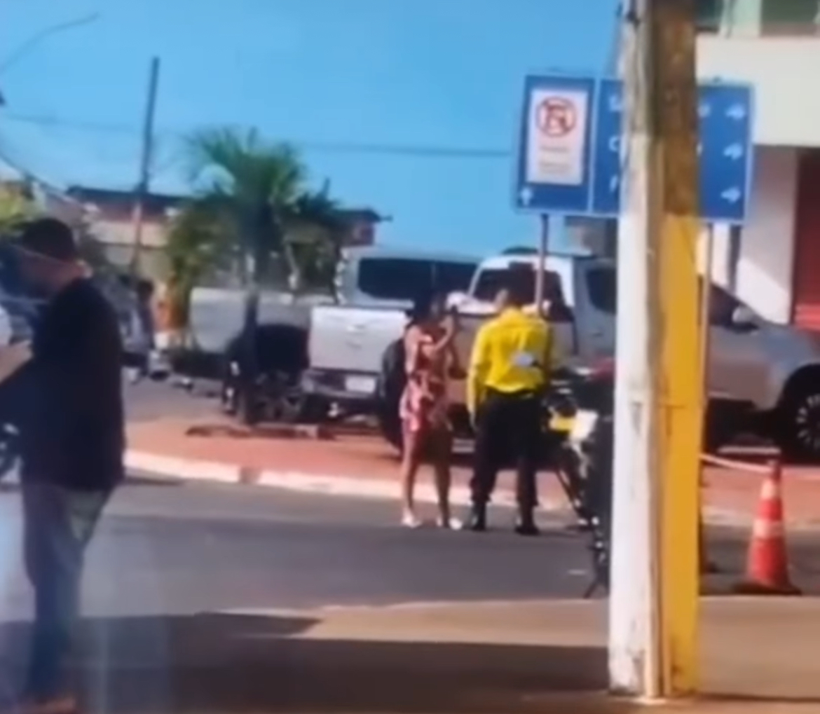 Agente de trânsito é flagrado agredindo mulher durante discussão em Trindade