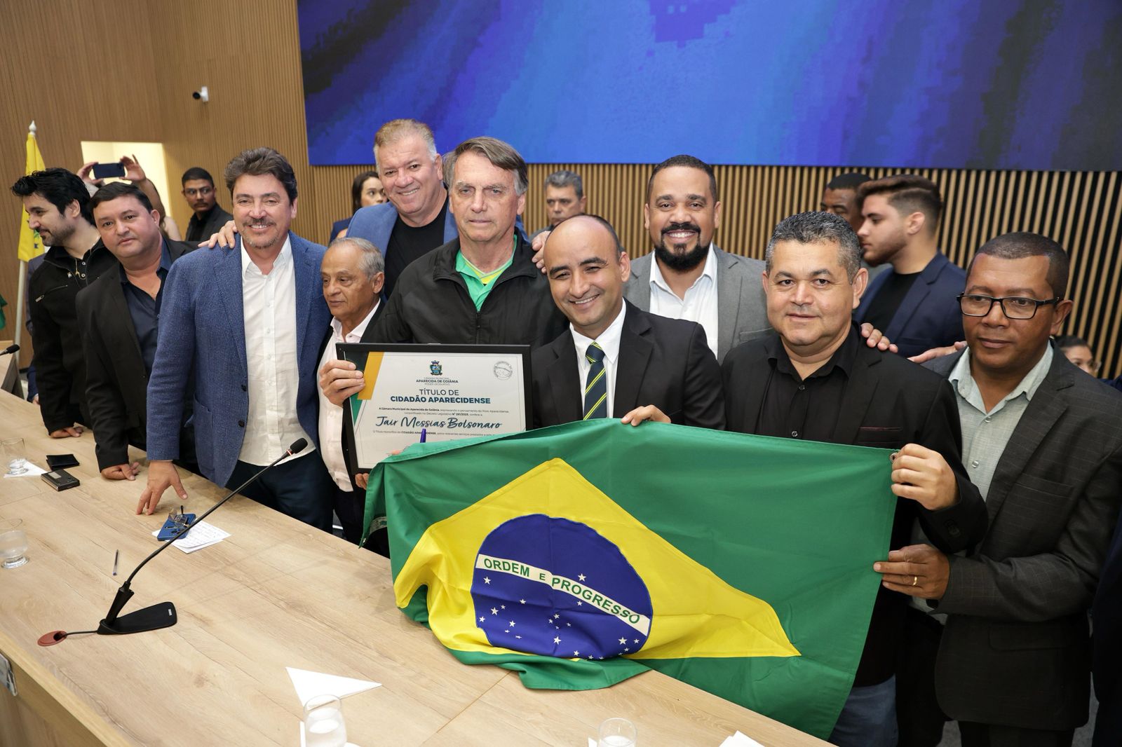 Jair Bolsonaro recebe título de cidadão em Aparecida de Goiânia em sessão solene