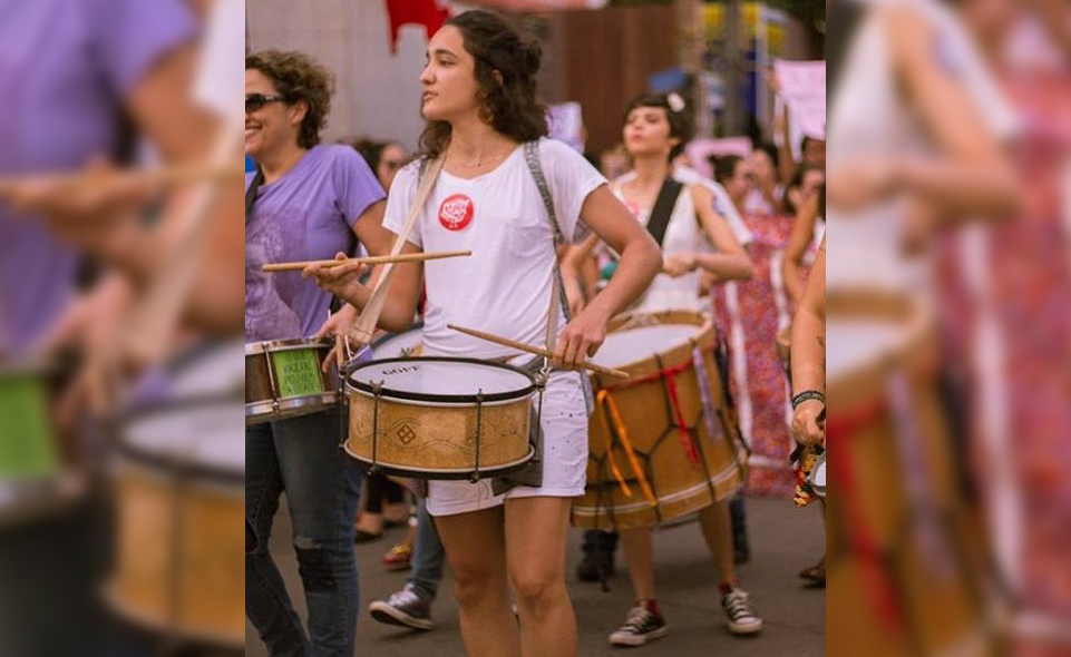 Oficina gratuita de percussão celebra a força feminina e a cultura popular em Goiânia Foto @_magalhaez