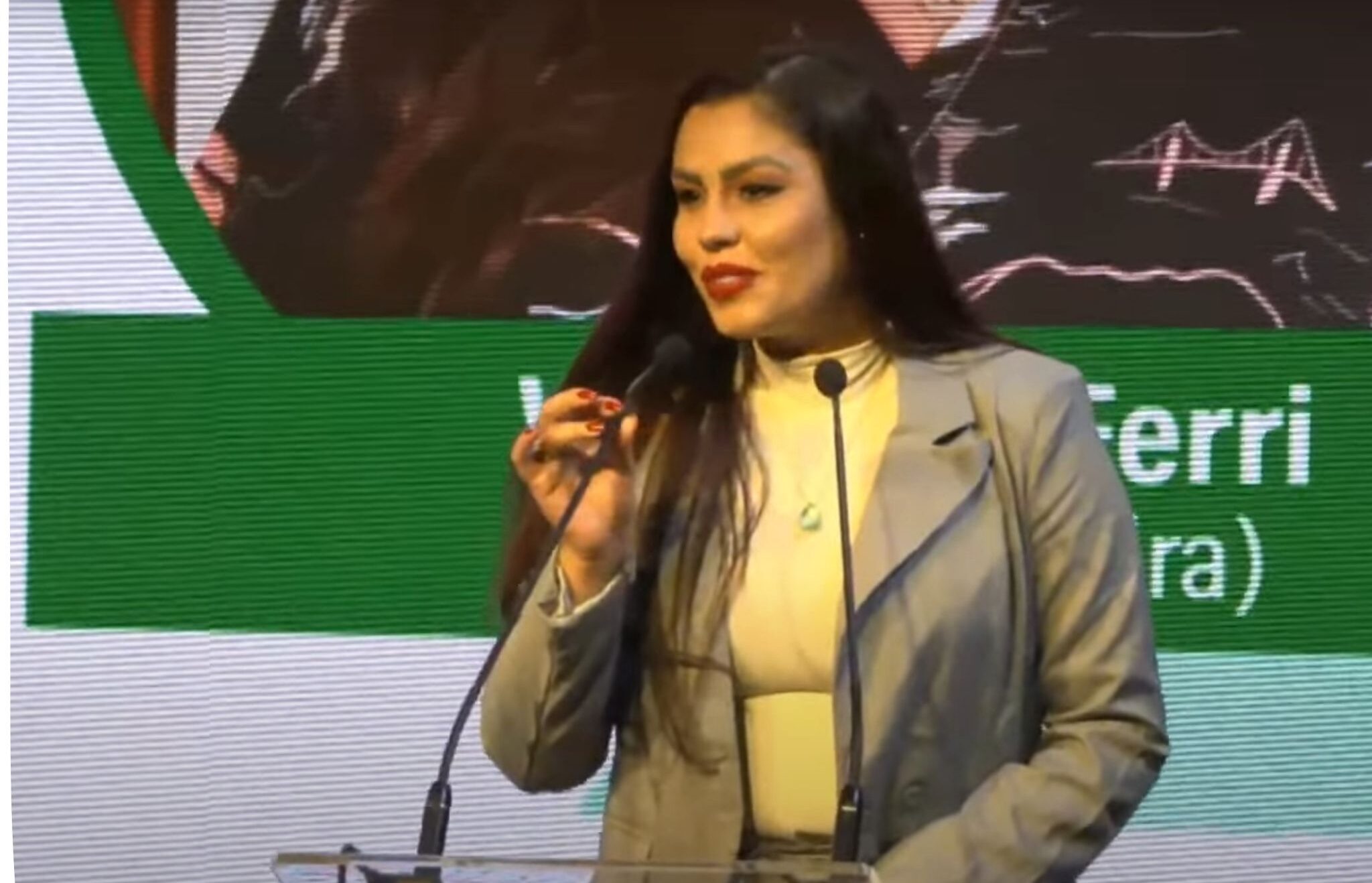 Wanessa Ferri recebe o troféu de jornalista +admirada do agro 2025 durante cerimônia em São Paulo. Foto: Urbana Caipira