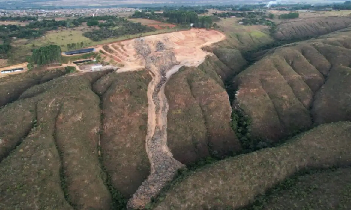 Semad notifica empresa de aterro em Padre Bernardo após desmoronamento e contaminação do córrego