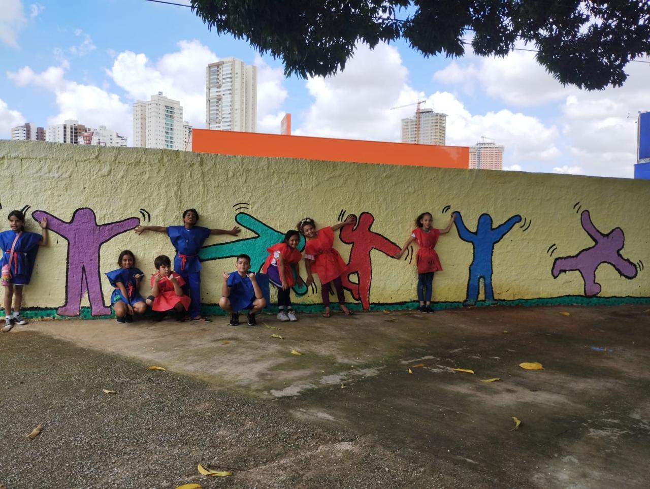 Estudantes pintam muro da escola inspirados em obras de artistas consagrados