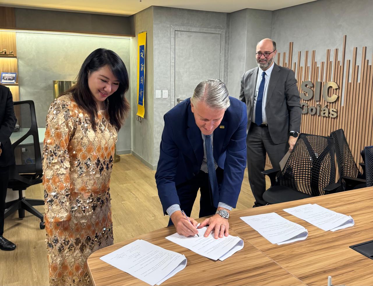 Goiás assina memorando com a China para laboratório de gemas