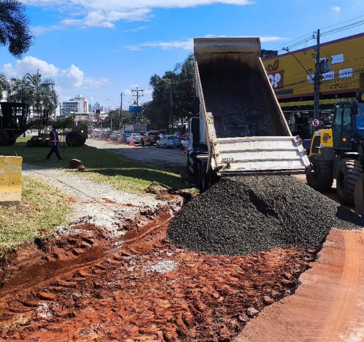 Seinfra alarga pista na Avenida Jamel Cecílio e Rua 69 no Jardim Goiás
