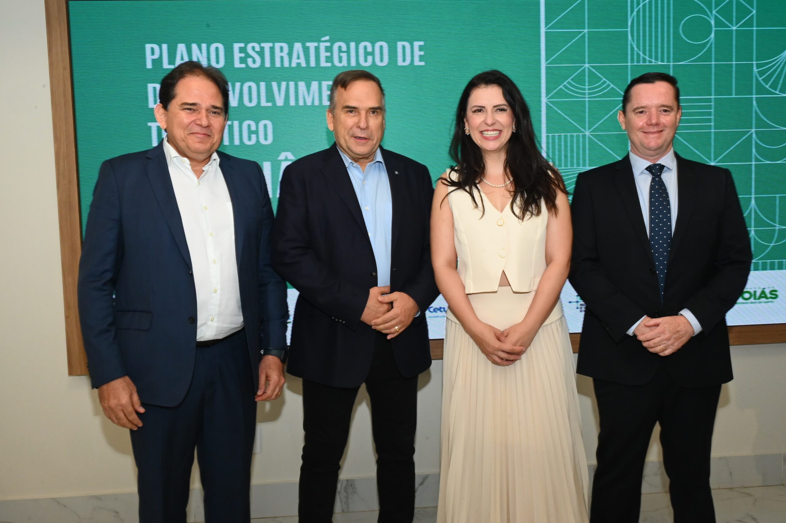 Prefeito Mabel recebe Plano Estratégico do Turismo de Goiânia