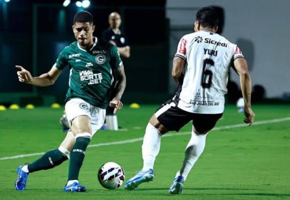 Em momento ruim na competição, Goiás perde em casa para o lanterna