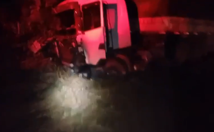 Acidente entre moto e caminhão deixa 2 mortos