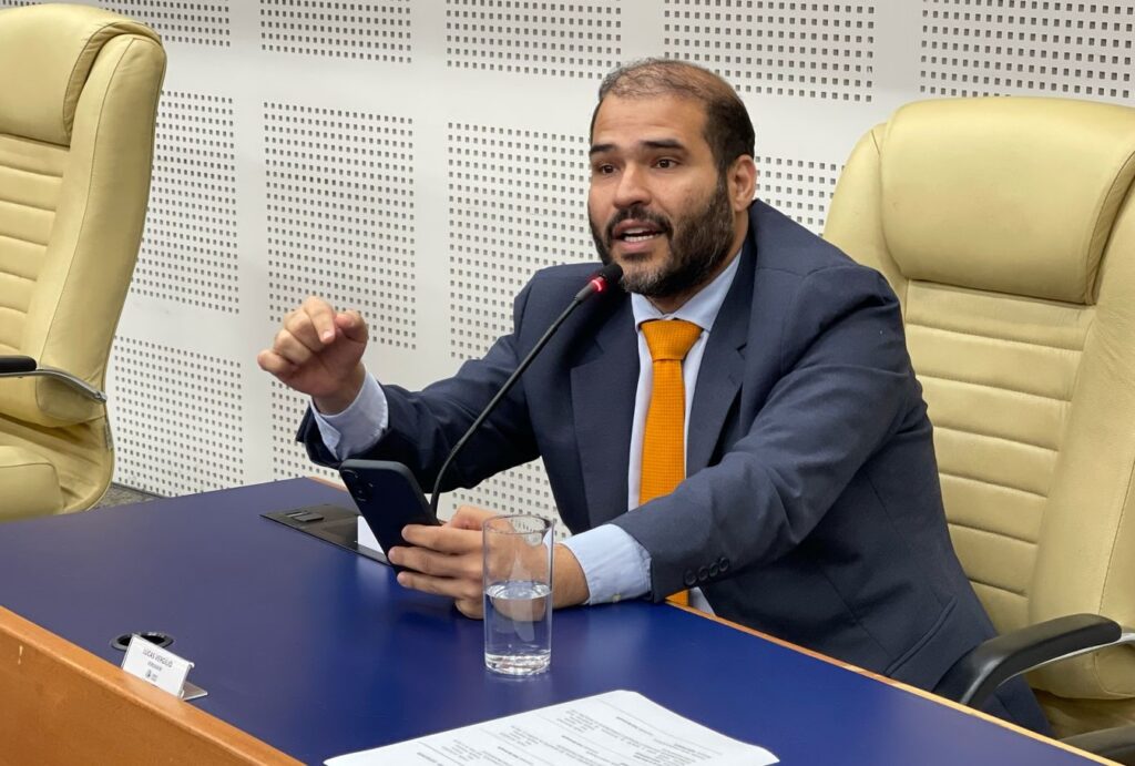 Lucas Vergílio consegue liminar na Justiça para suspender efeitos da Taxa da Saneago - Foto: Millena Cristina / Câmara Municipal