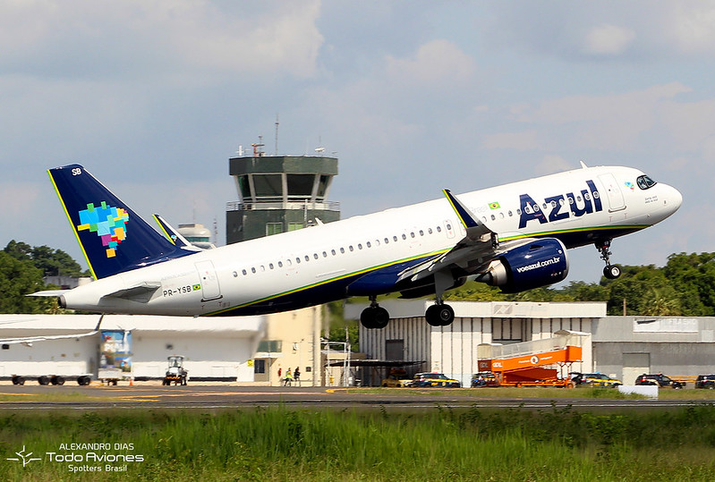 Azul Linhas Aéreas - Foto de Alexandro Dias, CC BY-NC-ND 2.0. Atribuição: “PR-YSB Airbus A320-251N (THE-SBTE)” por Alexandro Dias, CC BY-NC-ND 2.0