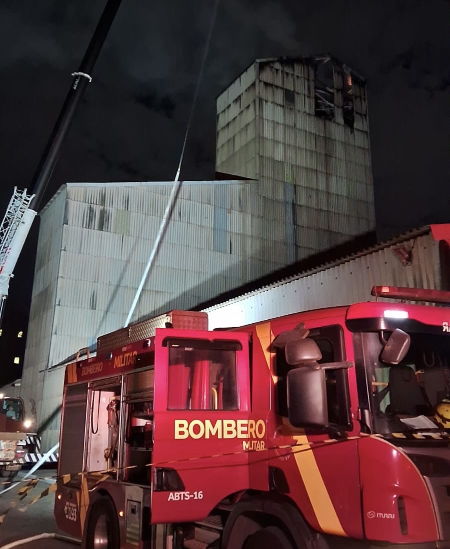 Incêndio em fábrica de fertilizantes em Rio Verde deixa um morto e mobiliza grande operação dos bombeiros