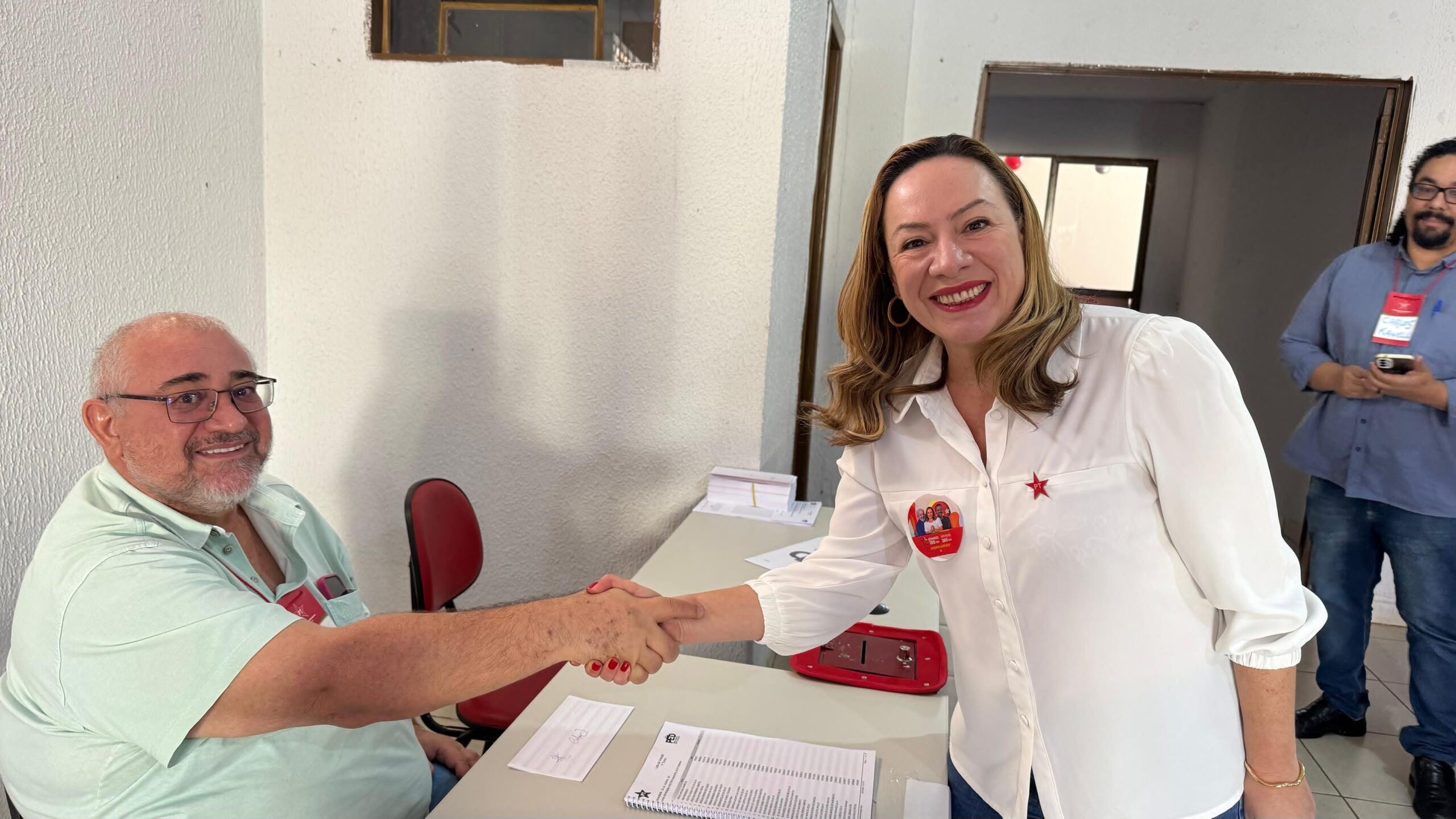 ADRIANA ACCORSI VOTA EM ELEIÇÃO INTERNA DO PT